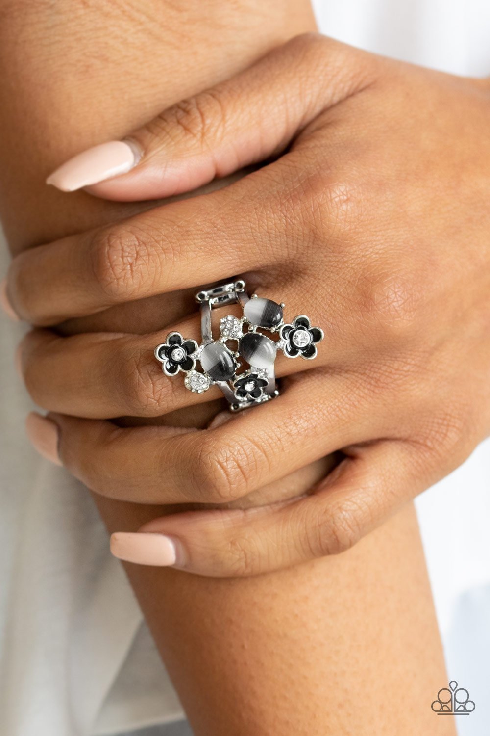 Daisy Delight - Black - Paparazzi